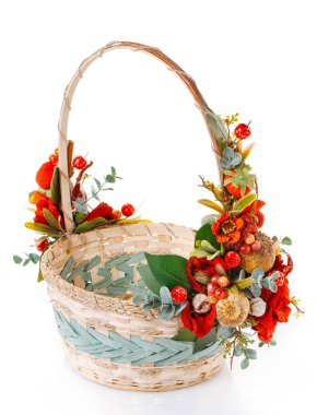 beyaz zemin üzerinde Paskalya sepeti