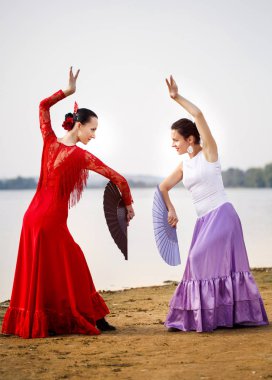 Kırmızı elbise giyen kadın dansçı