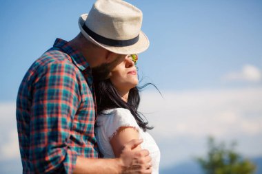 dağların fon karşı Romantik Çift.