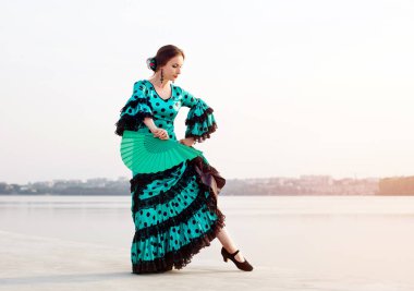 Kadın geleneksel İspanyol flamenko dansçısı