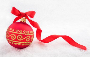 Kırmızı Noel top süsleme üstünde kar ile