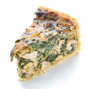 Yeşil soğan ve yumurta ile pasta beyaz bir arka plan üzerinde parça