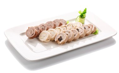 Beyaz bir arka plan üzerine dilimlenmiş rulo köfte