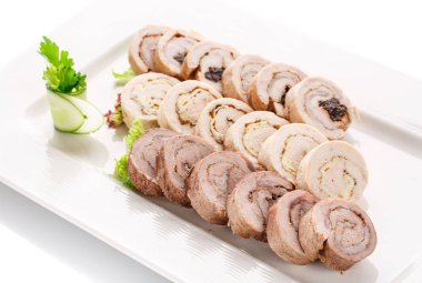 Beyaz bir arka plan üzerine dilimlenmiş rulo köfte