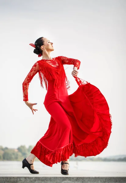 Flamenko dansçısı İspanya kadının uzun Kırmızı elbiseli — Stok fotoğraf