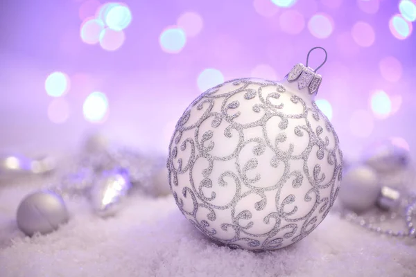 Srebrna piłka i śnieg na Boże Narodzenie Bokeh fioletowy Garland — Zdjęcie stockowe