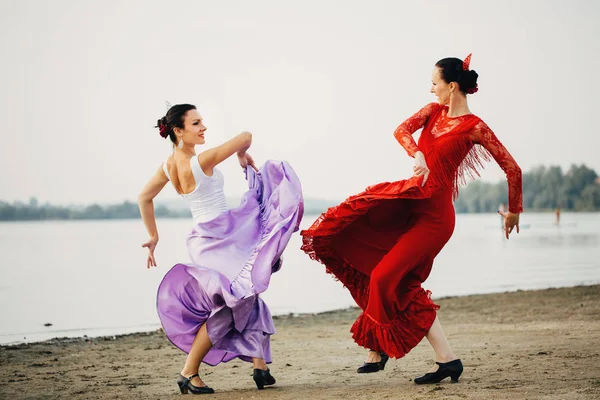 Kvinnans dansare iklädd röd klänning — Stockfoto