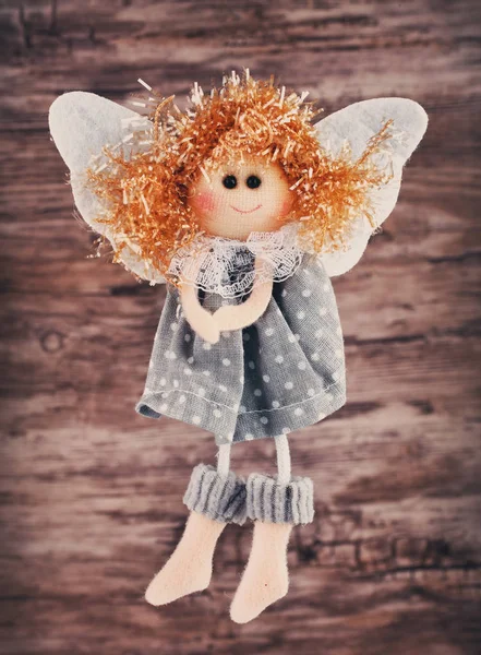 나무 테이블에 빈티지 장난감 천사 작은 조상 — 스톡 사진