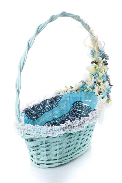 白い背景の上の花で飾られたバスケット — ストック写真