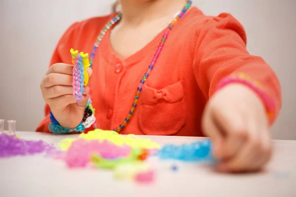 Дівчина плетіння кольорових гумок браслет , — стокове фото