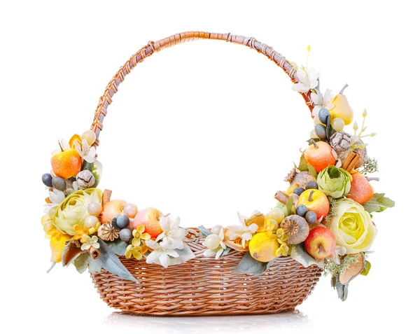 Korb mit Obst und Blumen auf weißem Hintergrund — Stockfoto