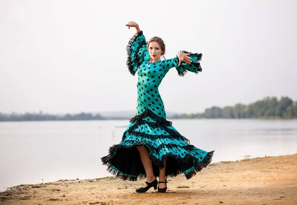 Kvinna dansare bär gren klänning — Stockfoto