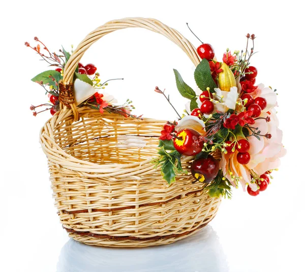 Košík zdobený květy na bílém pozadí — Stock fotografie