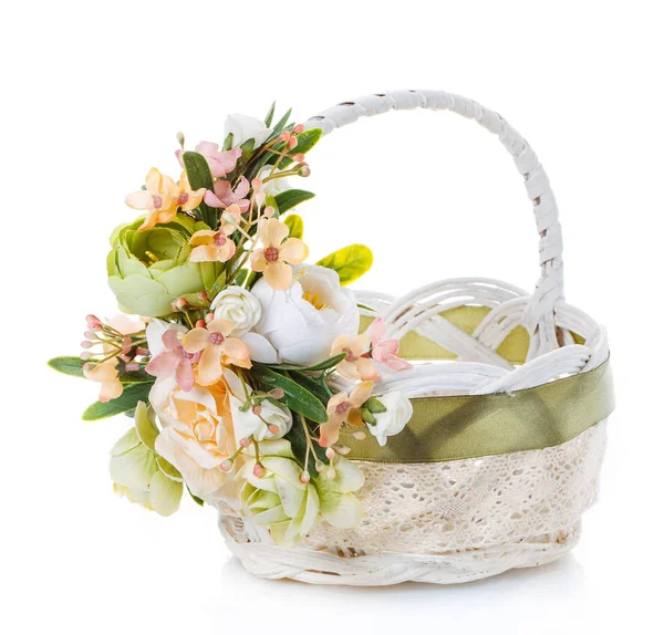 Košík zdobený květy izolované na bílém — Stock fotografie