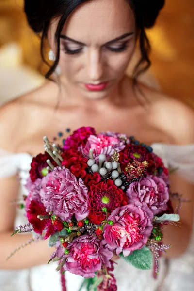 Bruden med en bukett blommor på bröllopet — Stockfoto