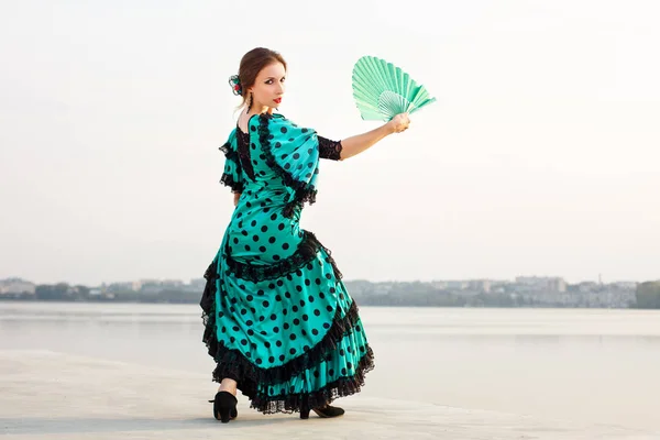 Mujer bailarina vistiendo vestido verde — Foto de Stock