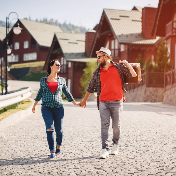 Coppia amorevole passeggiando per le vie della città con valigia — Foto Stock