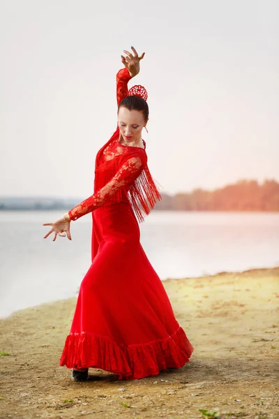 Bailarina Flamenca España mujer en un vestido largo rojo —  Fotos de Stock