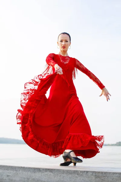 Kadın geleneksel İspanyol flamenko dansçısı — Stok fotoğraf