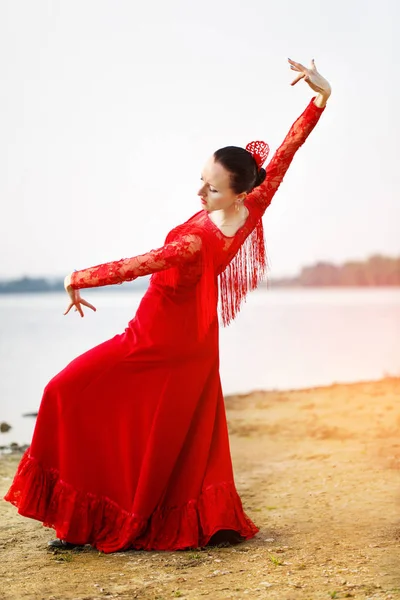 Mujer en vestido rojo largo permanecer en pose de baile — Foto de Stock