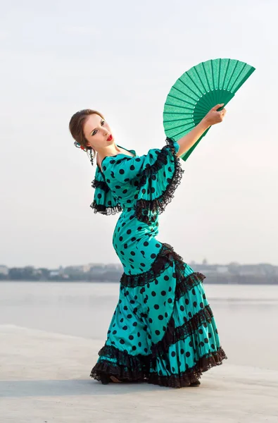 Mujer en vestido verde largo permanecer en pose de baile —  Fotos de Stock