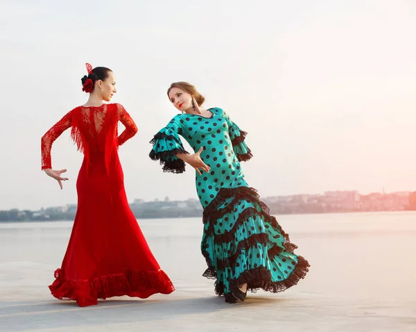 Flamenco-Tänzerinnen spanische Frauen in einem langen Kleid — Stockfoto