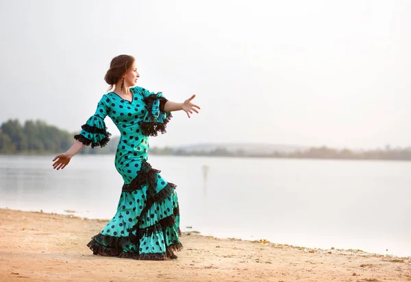 Kvinna traditionella spanska Flamenco dansare — Stockfoto