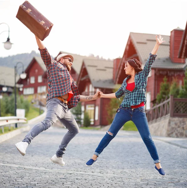 幸せな愛情のあるカップル一緒に街をジャンプ — ストック写真