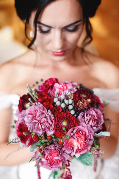 Bruden med en bukett blommor på bröllopet — Stockfoto
