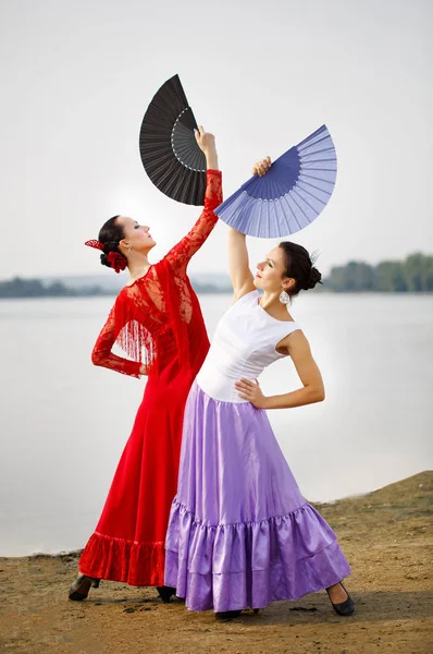 Kvinnans dansare iklädd röd klänning — Stockfoto