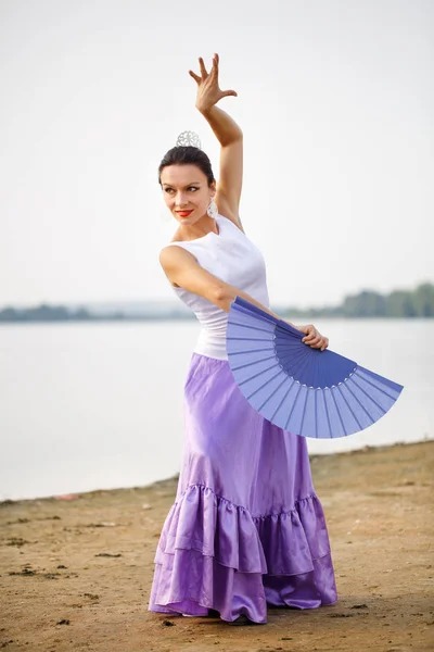 Flamenco dansare Spanien kvinna i en lång, purpurfärgad klänning — Stockfoto