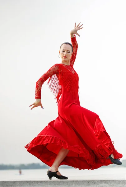 Bailarina Flamenca España mujer en un vestido largo rojo — Foto de Stock