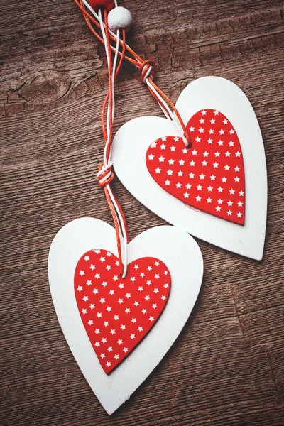 Wit en rood naaide kerst harten op houten achtergrond, voor groeten Valentines day — Stockfoto