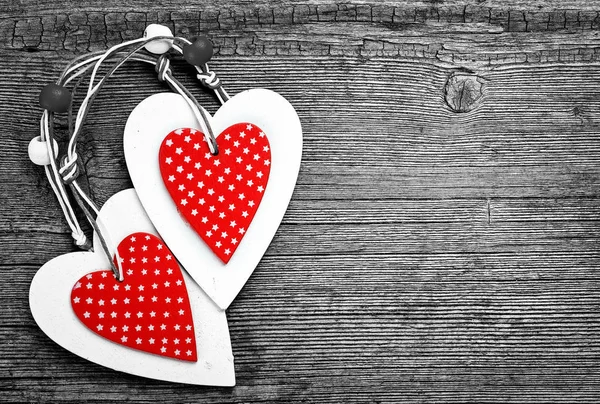 Wit en rood naaide kerst harten op houten achtergrond, voor groeten Valentines day — Stockfoto