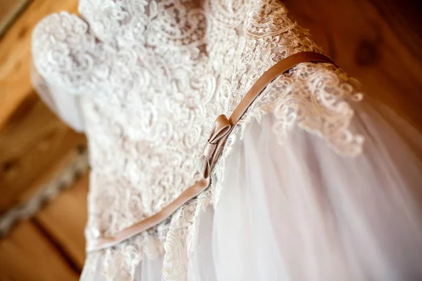 Suknia ślubna, czekając aż do jej noszenia — Zdjęcie stockowe