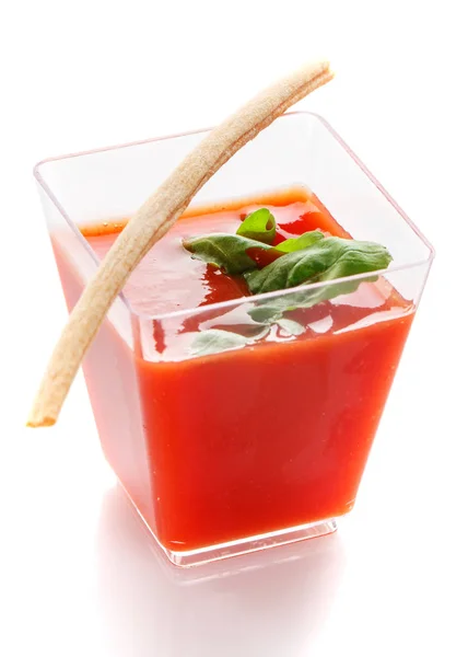 Jugo de tomate en un vaso sobre fondo blanco — Foto de Stock