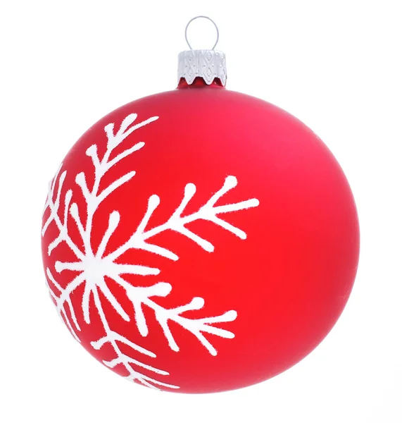 Κόκκινη Χριστουγεννιάτικη μπάλα με νιφάδα χιονιού διακοσμητική απομονωμένες — Φωτογραφία Αρχείου