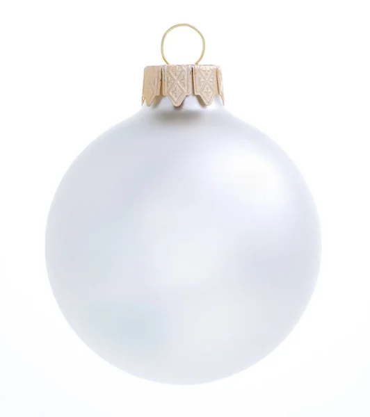 Bola de Navidad de plata sobre fondo blanco. decoración de Navidad aislado — Foto de Stock