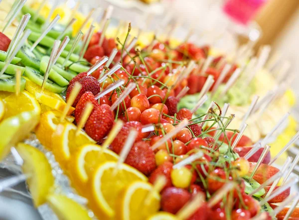 Ozdobný podáváme ovoce bufet na luxusní párty stůl v restauraci. — Stock fotografie
