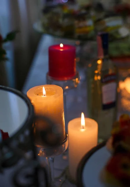 Velas acesas na mesa de férias — Fotografia de Stock