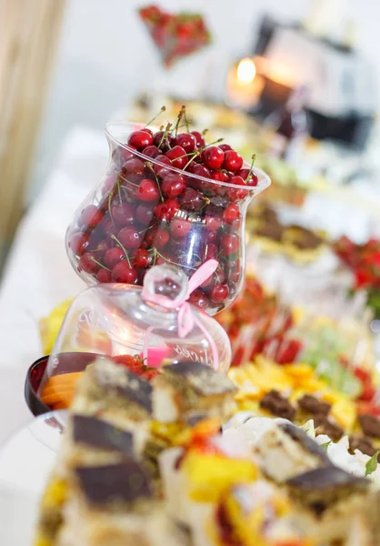 Bohaté mnoho čerstvého ovoce na luxusní svatební stoly na recepci. — Stock fotografie