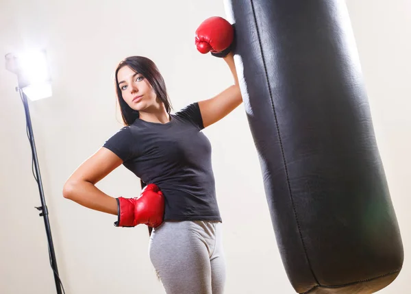 ボクシング グローブ、パンチング バッグ スポーツ少女 — ストック写真
