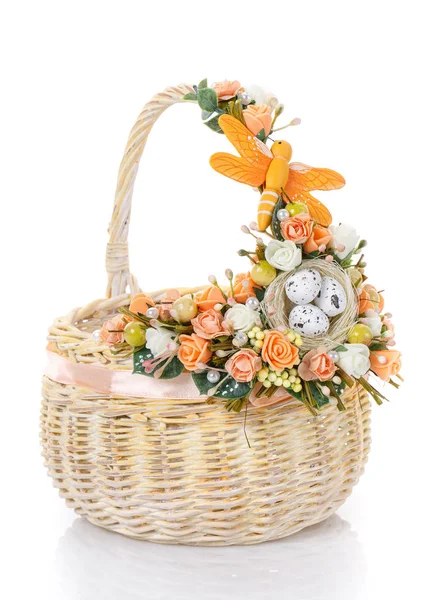 Cesta con flores para celebrar la Pascua sobre un fondo blanco —  Fotos de Stock