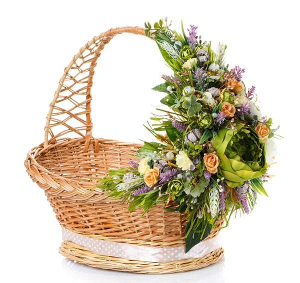 Panier avec des fleurs pour célébrer Pâques sur un fond blanc — Photo