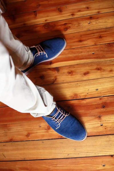 Zapatos de gamuza azul en un hombre — Foto de Stock