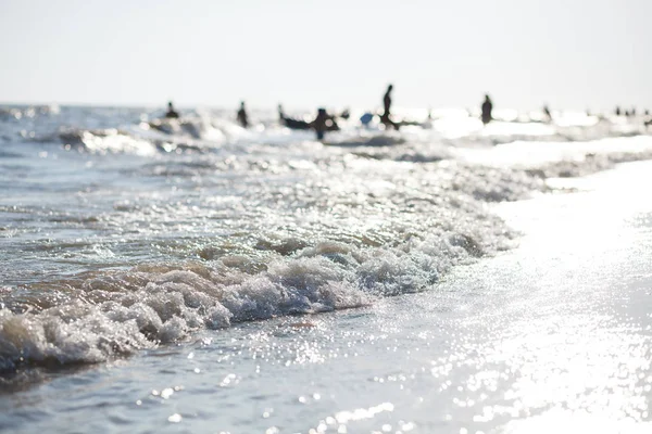 Soft Blue Ocean Wave em Sandy Beach. preto e branco — Fotografia de Stock