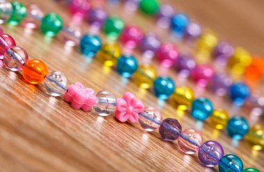 Dekorasyon Cam Boncuk Ahşap bir arka plan üzerinde yalan.