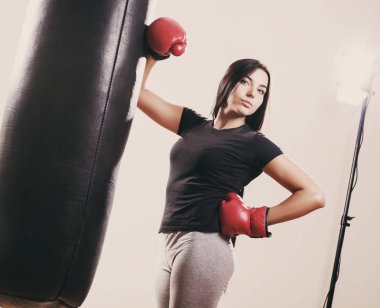 Portre esmer boks kız eldiven ve kum torbası