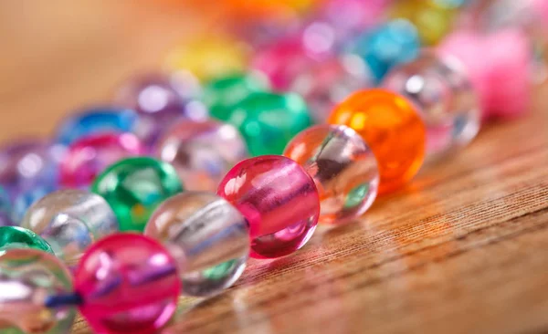 Decoración de perlas de vidrio sobre un fondo de madera . — Foto de Stock