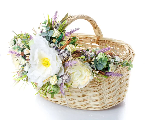 Panier décoré de fleurs sur fond blanc — Photo